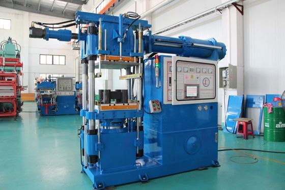 Hoog nauwkeurige 600 ton horizontale rubber injectie gietmachine Twee voedingssysteem